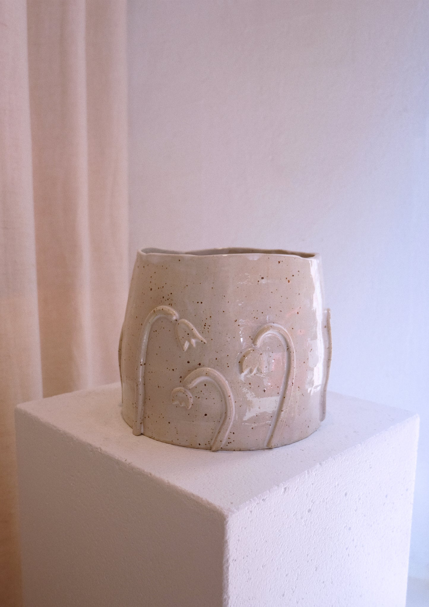 Ringlad kruka med handgjord relief