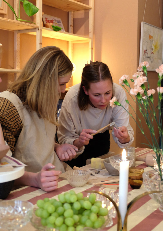 Deltagare skapar keramiska verk under kvällskurs i handbygge på Ateljé Palsund.
